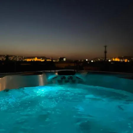 Bright Sunny W Shared Jacuzzi And Rooftop Terrace 360 View Mk2 Lägenhet *